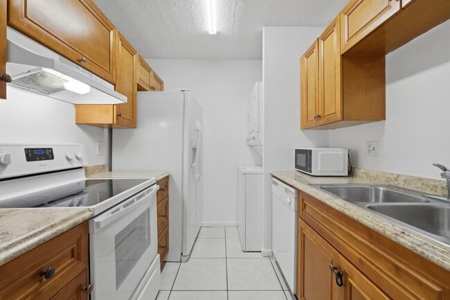 Building Photo - 10148 Twin Lakes Dr
