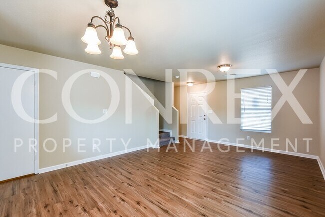 Building Photo - Spacious 2 Story Home