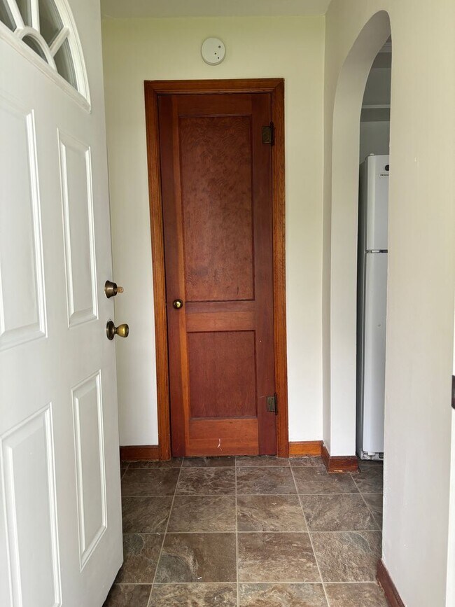 Building Photo - Roundtree Cutie - Move in ready