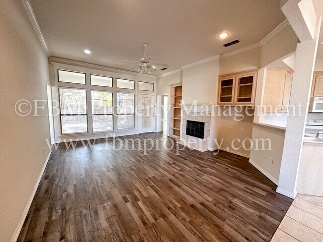 Building Photo - 708 Nandina Way