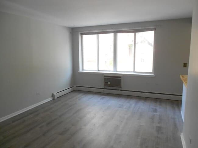 Building Photo - 0 bedroom in Chicago IL 60657