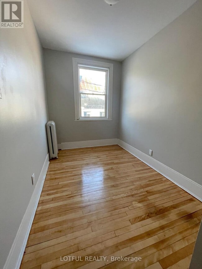 Building Photo - 4 - 4 1/2 RUSSELL STREET E