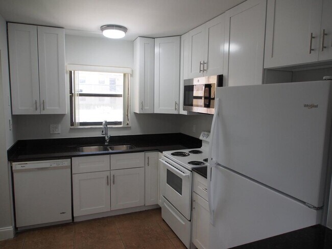 Building Photo - 21906 Lake Forest Cir