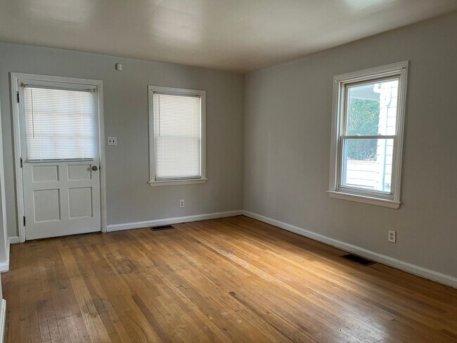 Foto del edificio - NORWOOD - 2 bed/1.5 bath with 1 car garage. Fenced yard