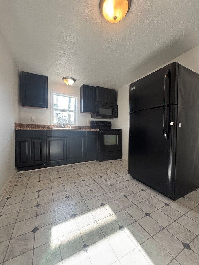 Building Photo - Super cute clean 2 bedroom 1 bath home ava...