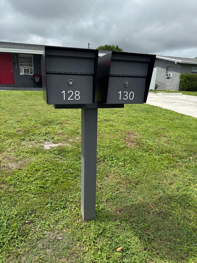 Buzón con llave para la protección de la identidad. - 128 NW 13th Avenue