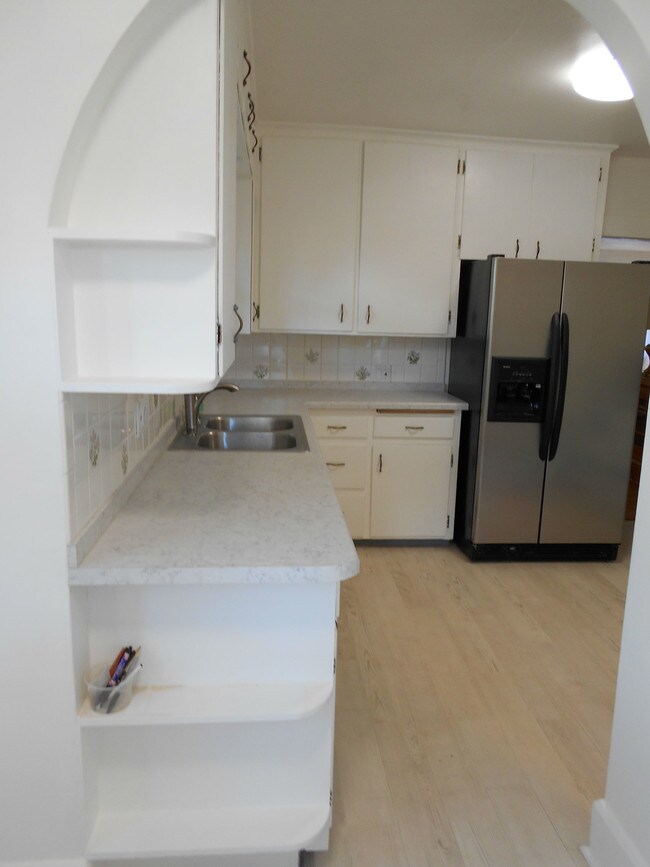 Kitchen - 700 E Bates Ave