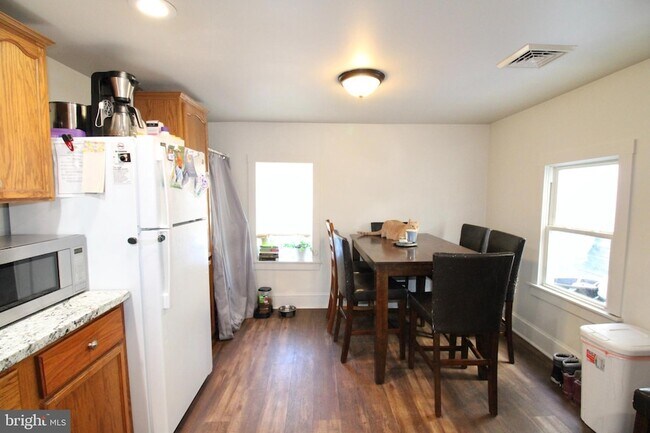 Building Photo - 459 High St