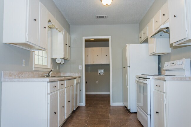 Building Photo - 3 Bed 1.5 Bath