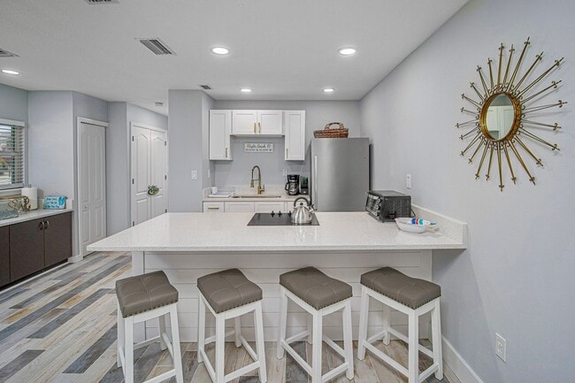 Foto del edificio - AVAILABLE MARCH 15TH 2026 -Downtown Flagler Beach Furnished 3 bedroom 1 bath!