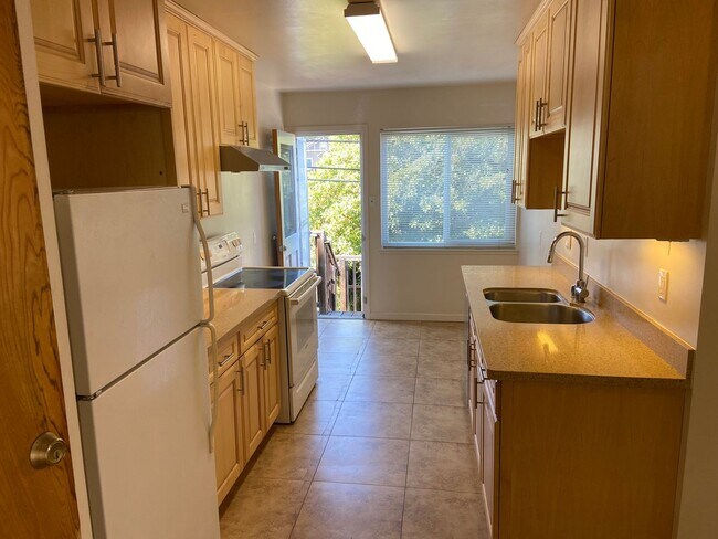 Building Photo - Spacious Burlingame Apartment