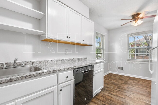 Foto del edificio - 4405 Landside Dr