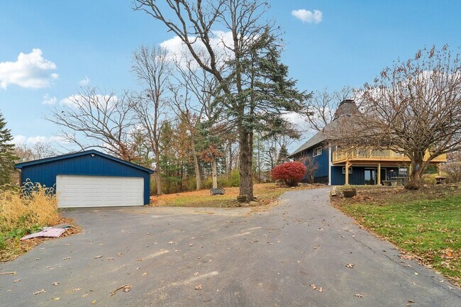 Building Photo - 23460 W N Lakewood Ln