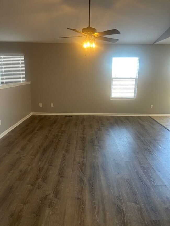 Foto del edificio - Beautiful 5 Bedroom Home!