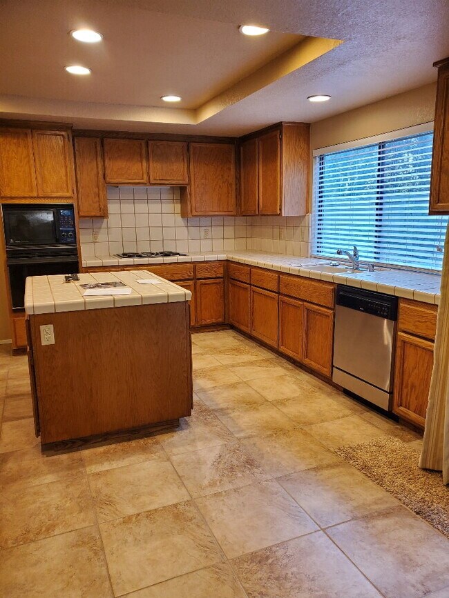 Building Photo - "Spacious 4-Bed, 3-Bath Oasis in Gold Rive...