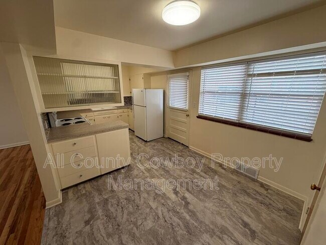 Foto del edificio - 700 W 1st Ave