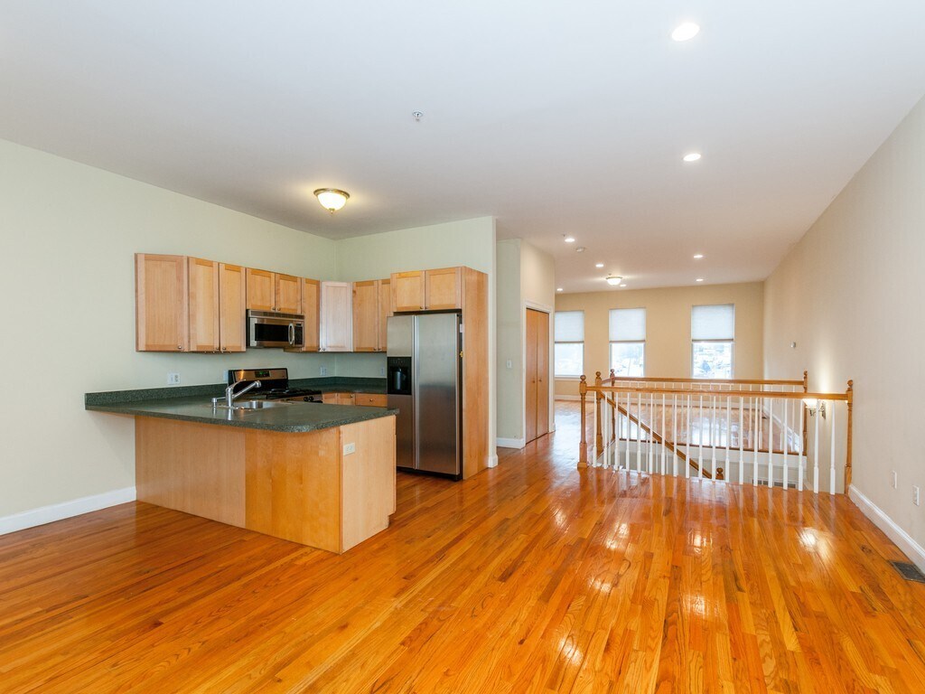 Foto principal - 877 Harrison Ave