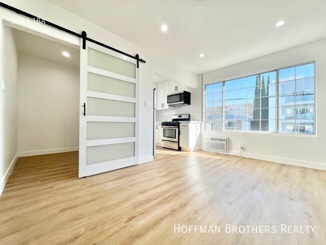 Foto del edificio - 1403 N Vista St Los Angeles, CA 90046