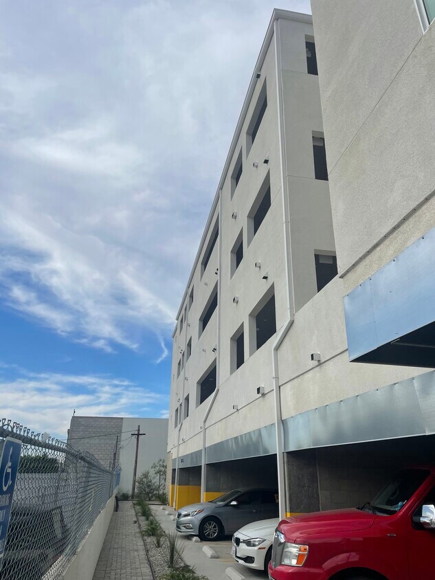 Building Photo - 8405 Glenoaks Blvd