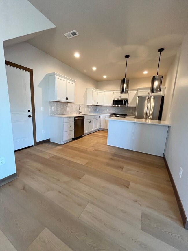 Foto del edificio - Newly Built 4 Bed/2.5 Bath Townhome in Aspen Ridge!