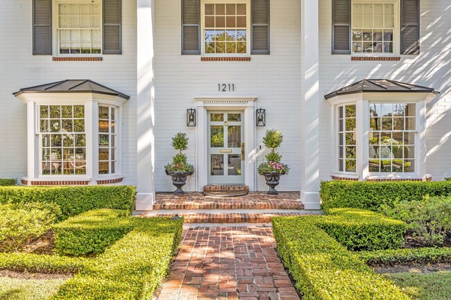 Building Photo - Gorgeous Furnished Home