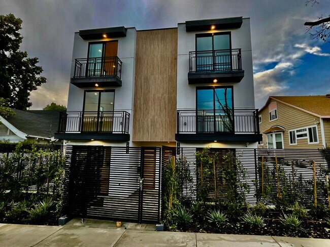 Front view - 1933 N Vista del Mar Ave