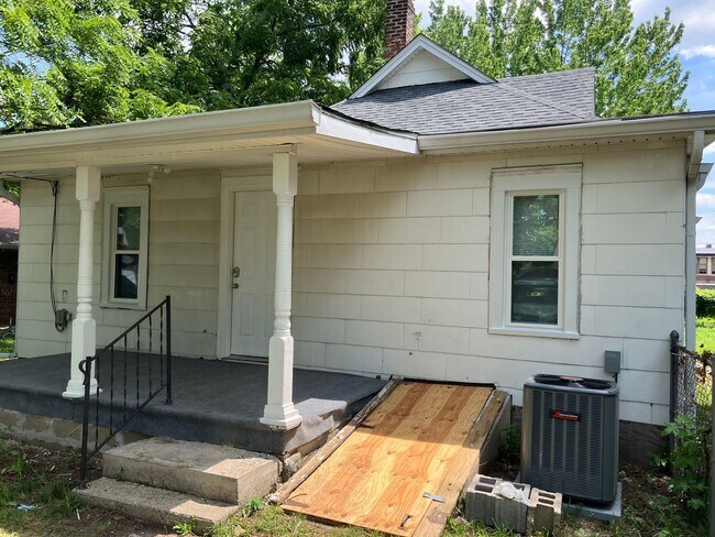 Building Photo - Charming 4 Bedroom House