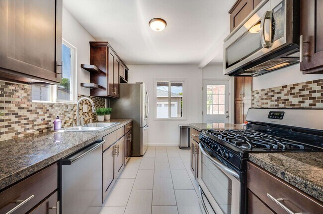 Foto del edificio - 6901 Bertrand Ave