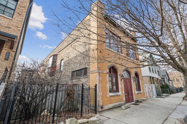 Building Photo - 2021 W Dickens Ave
