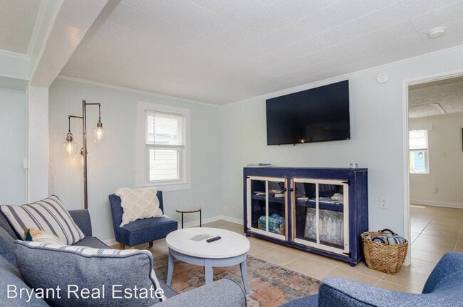 Building Photo - 2 br, 1.5 bath House - 613 K Avenue