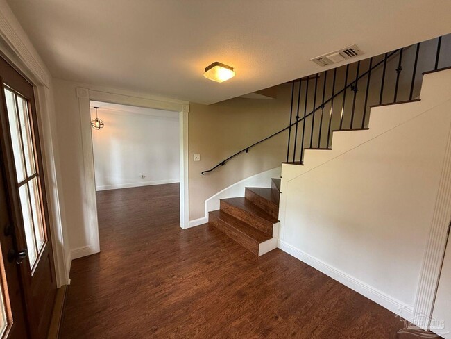 Building Photo - 905 Poinciana Dr