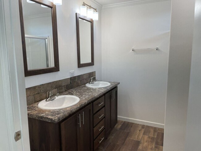 Foto del edificio - 5631 Pinecrest Dr