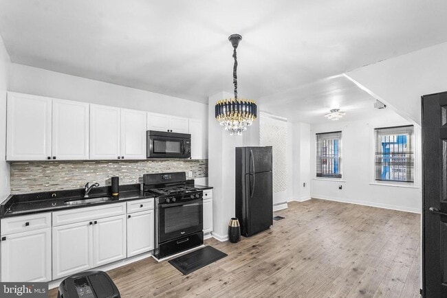 Building Photo - 811 W Schiller St