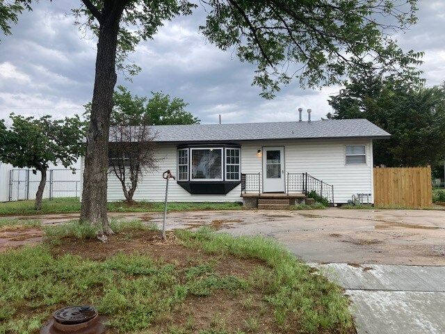 Primary Photo - 912 W Summey St