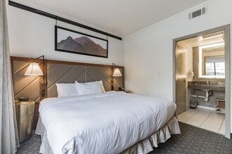 Building Photo - Sunrise Station