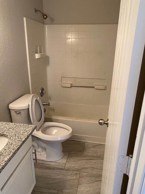 Hall Bath - 941 Carlin Ln