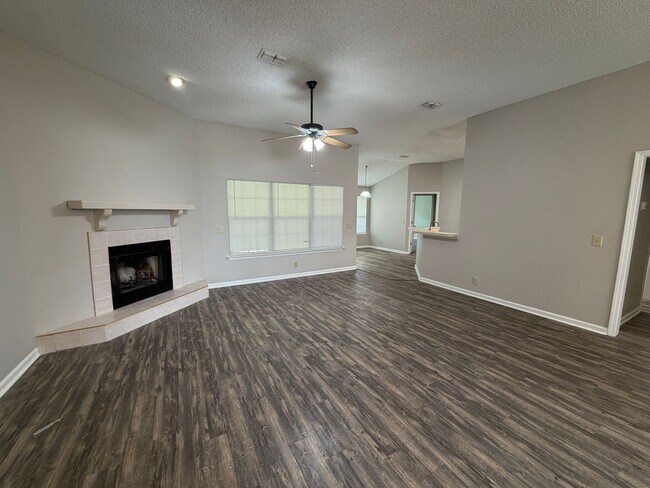 Foto del edificio - 401 Wild Grape Dr