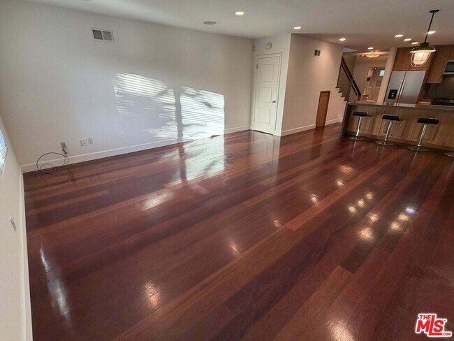 Foto del edificio - 832 N Las Palmas Ave