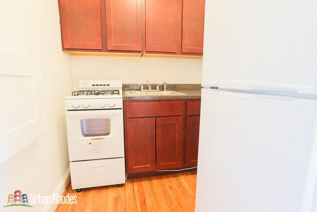 Building Photo - 711 W Belmont