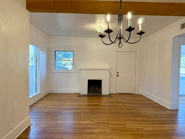 Foto del edificio - 2410 E 1st St