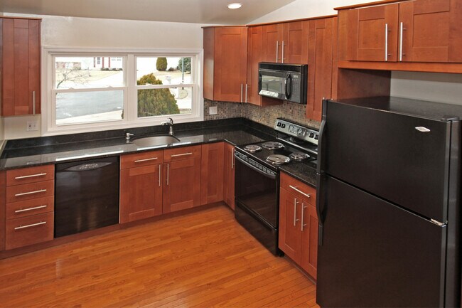 Building Photo - Gorgeous 4br/3.5ba SFH in convenient Herndon