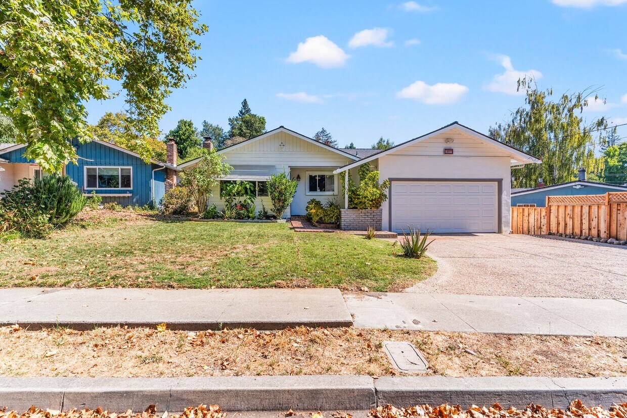 Foto principal - Charming Castro Valley Retreat with 2-Car ...