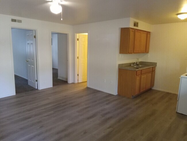 Foto del edificio - 2408 Williams Creek Rd