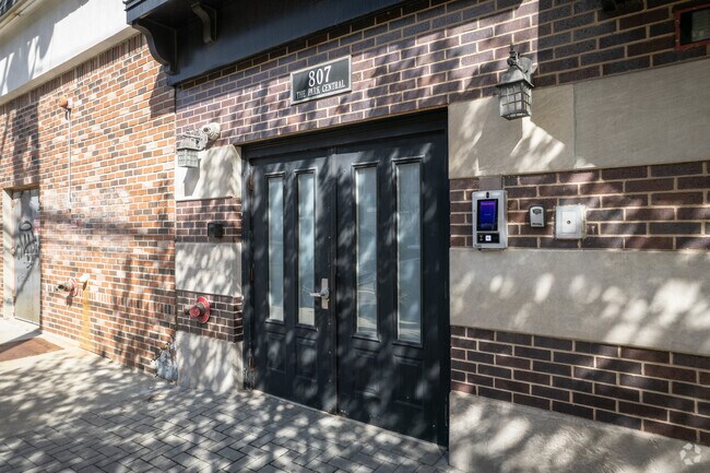 Entrada - 807 Clinton St