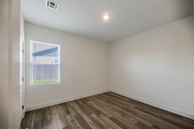 Foto del edificio - 5746 Bristol St