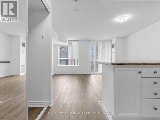 Photo du bâtiment - 43 Eglinton Ave E