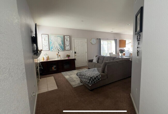 Foto del edificio - Spacious 3 Bedroom 2.5 Bath condo with large bonus room in Freedom Ca