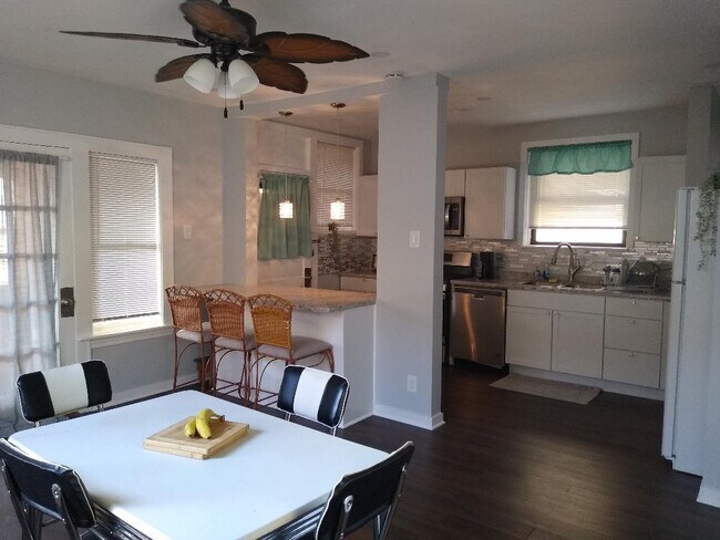 Dining Room/Kitchen - 5156 N Leavitt St