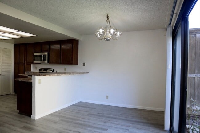 Building Photo - Spacious and bright 3-bedroom townhome-Nor...