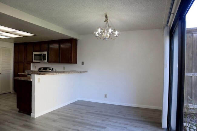 Foto del edificio - Spacious and bright 3-bedroom townhome-Nor...